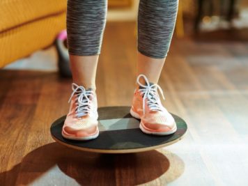 Trendstarkes Balance Board rollt an - Fun und Fitness in natürlichem Holz nachhaltig vereint Balance Board